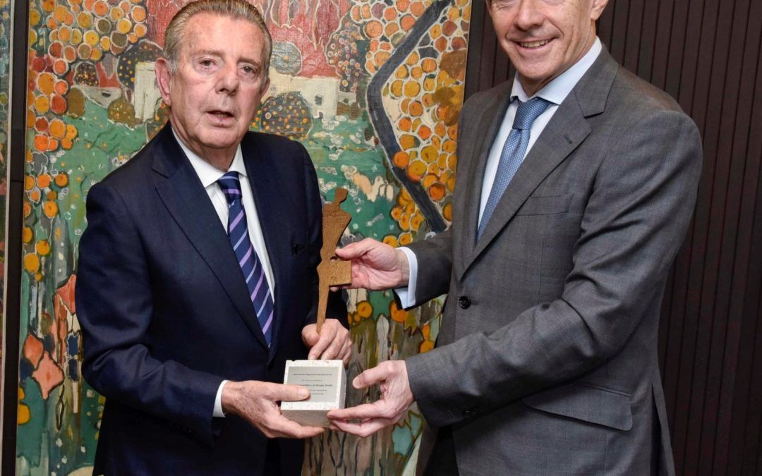 La AED entrega un reconocimiento a La Vanguardia por sus 140 años