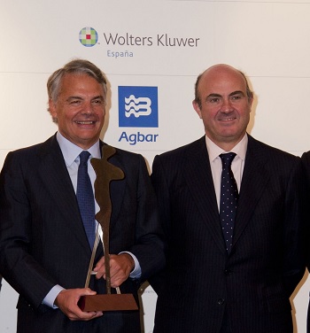 IGNACIO GARRALDA RECIBE EL PREMIO AL DIRECTIVO DE MANOS DEL MINISTRO LUIS DE GUINDOS